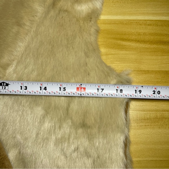 Velvet by Graham & Spencer Cream/Tan Faux Fur Vest size Small - Picture 3 of 9